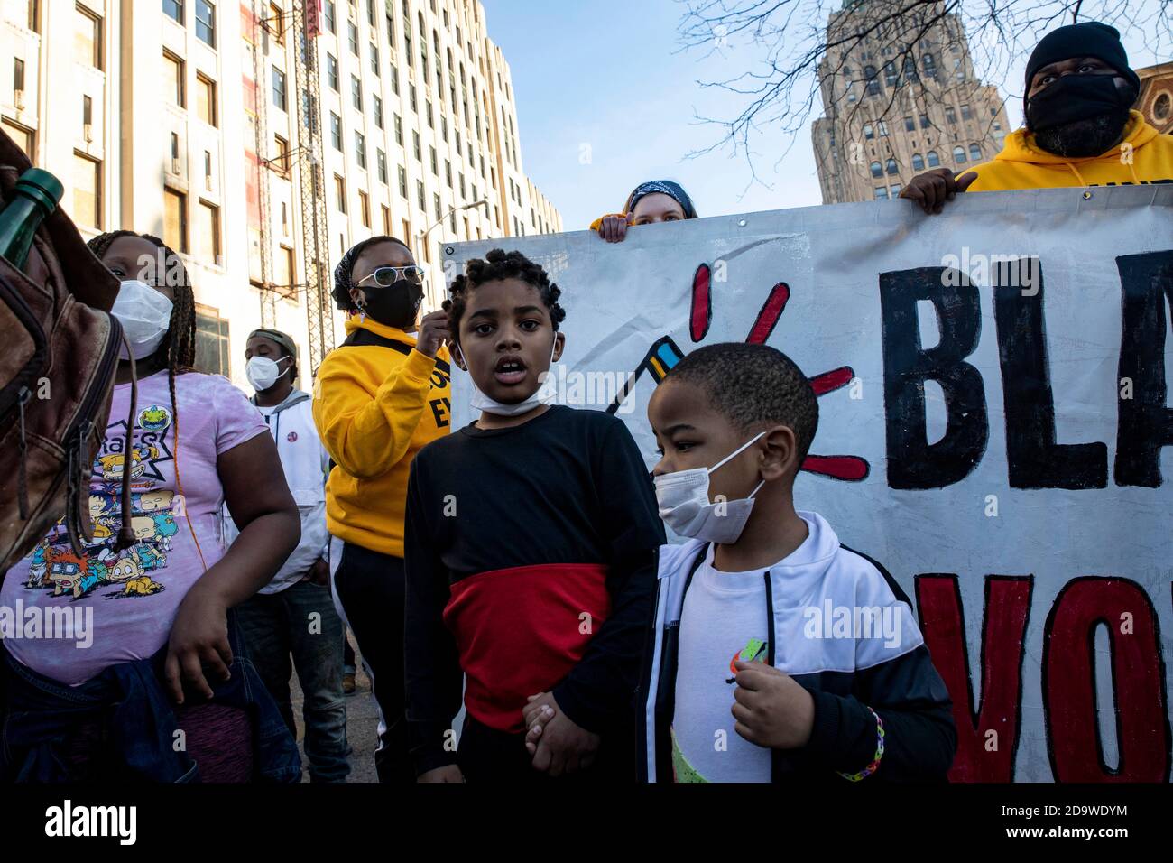 Detroit, Stati Uniti. 07 novembre 2020. I bambini tengono le mani mentre prendono parte durante la dimostrazione.centinaia di persone sono uscite per il 'Michigan combatte indietro! Proteggete il Rally e la marcia dei voti che hanno avuto inizio e si sono conclusi al Dipartimento delle elezioni di Detroit. Questa protesta è stata a sostegno della Black Lives Matter, della comunità LGBTQ e dei risultati delle elezioni presidenziali del 2020, nonché contro la brutalità della polizia e il presidente Donald Trump. Credit: SOPA Images Limited/Alamy Live News Foto Stock