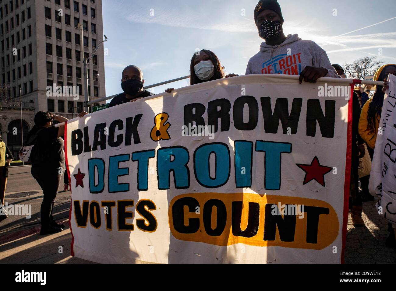Detroit, Stati Uniti. 07 novembre 2020. I dimostranti hanno un banner che dice Black e Brown Vota Count, Detroit durante la protesta.centinaia di persone sono risultati per il 'Michigan combatte indietro! Proteggete il Rally e la marcia dei voti che hanno avuto inizio e si sono conclusi al Dipartimento delle elezioni di Detroit. Questa protesta è stata a sostegno della Black Lives Matter, della comunità LGBTQ e dei risultati delle elezioni presidenziali del 2020, nonché contro la brutalità della polizia e il presidente Donald Trump. Credit: SOPA Images Limited/Alamy Live News Foto Stock