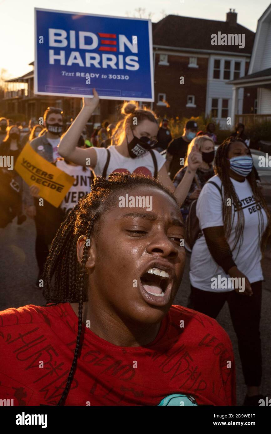 Detroit, Stati Uniti. 07 novembre 2020. Una donna danzava per le strade di Detroit durante la manifestazione.centinaia di persone sono uscite per il 'Michigan combatte indietro! Proteggete il Rally e la marcia dei voti che hanno avuto inizio e si sono conclusi al Dipartimento delle elezioni di Detroit. Questa protesta è stata a sostegno della Black Lives Matter, della comunità LGBTQ e dei risultati delle elezioni presidenziali del 2020, nonché contro la brutalità della polizia e il presidente Donald Trump. Credit: SOPA Images Limited/Alamy Live News Foto Stock
