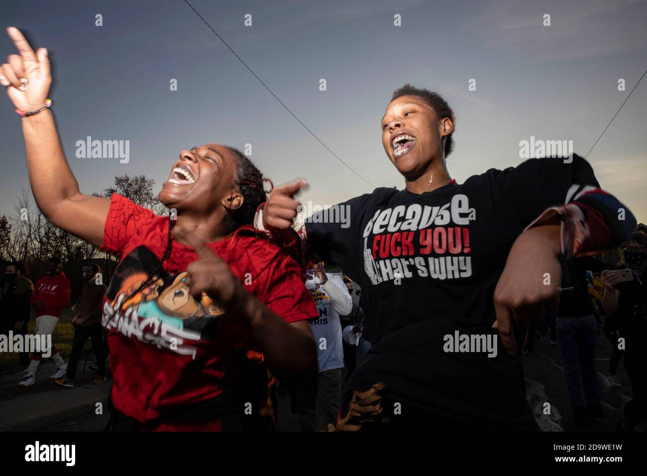 Detroit, Stati Uniti. 07 novembre 2020. I dimostranti ballano per le strade di Detroit mentre celebrano la vittoria di Biden Harris.centinaia di persone si sono rivelate per il 'Michigan Fights Back! Proteggete il Rally e la marcia dei voti che hanno avuto inizio e si sono conclusi al Dipartimento delle elezioni di Detroit. Questa protesta è stata a sostegno della Black Lives Matter, della comunità LGBTQ e dei risultati delle elezioni presidenziali del 2020, nonché contro la brutalità della polizia e il presidente Donald Trump. Credit: SOPA Images Limited/Alamy Live News Foto Stock