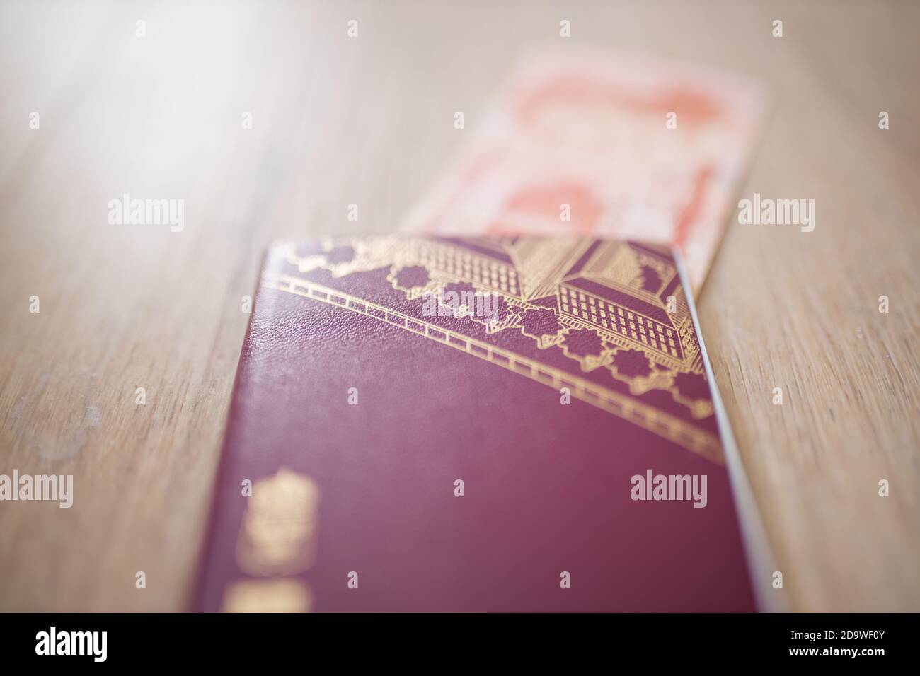 Passaporto svedese in cima a una sfocata Lempira Hondurana Fattura Foto Stock