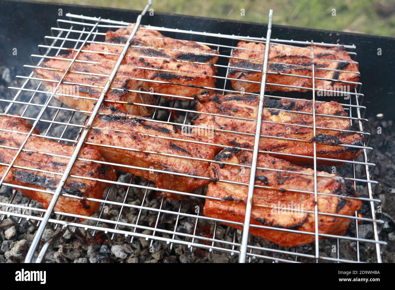 Arrostimento di costolette di maiale marinate su carbone Foto Stock