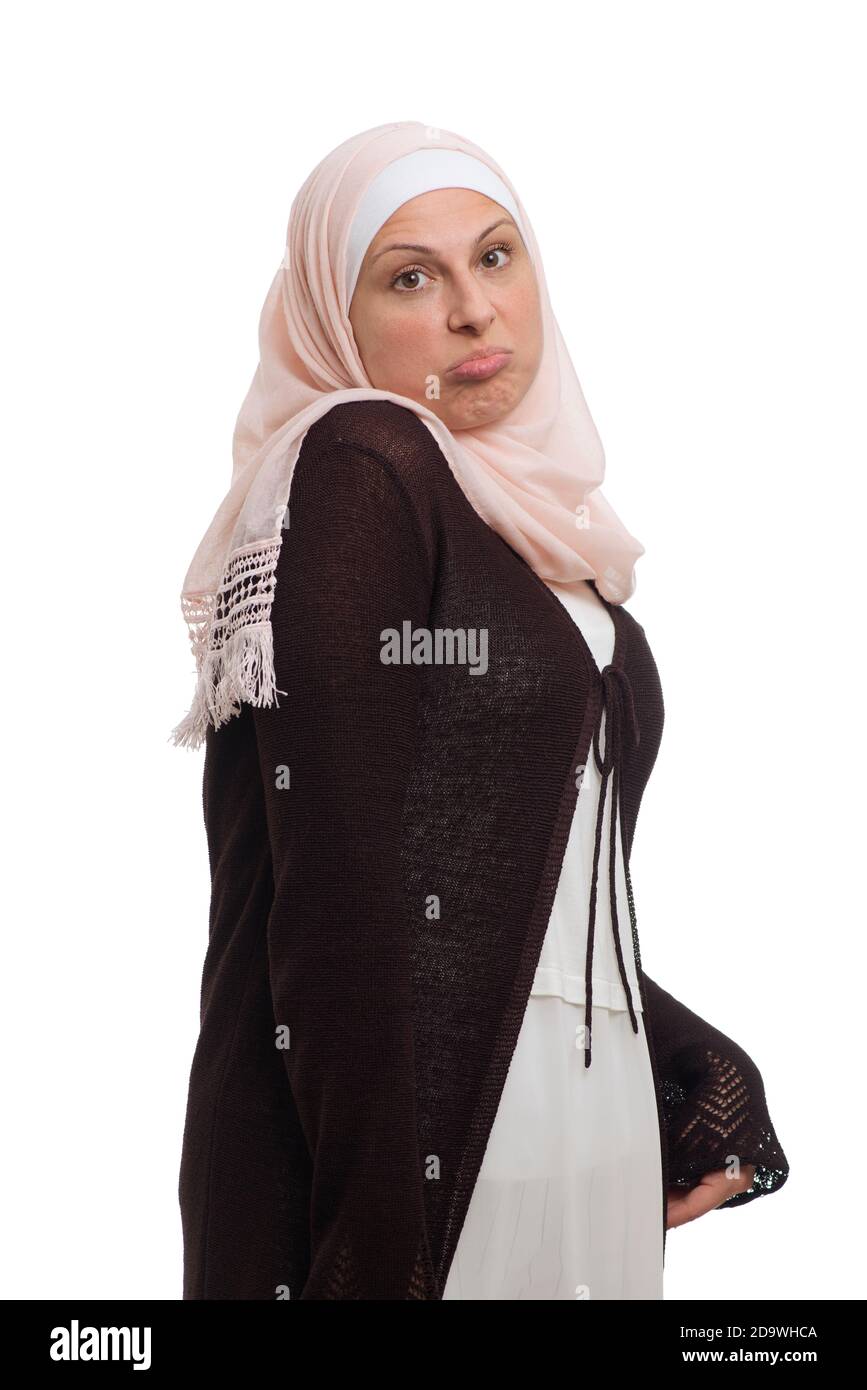 Arabo confuso donna musulmana su sfondo bianco Foto Stock