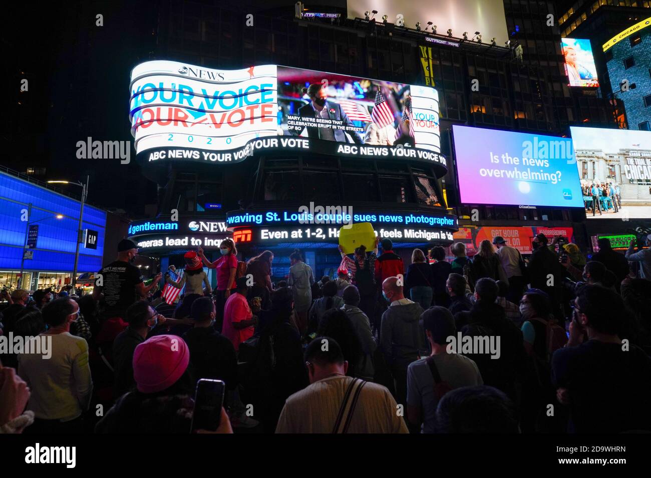 New York, Stati Uniti. 07 novembre 2020. La gente guarda il video ABC Good Morning America GMA Studios mentre il presidente eletto Joe Biden dà il suo discorso di accettazione da Delaware, a Times Square, New York il 7 novembre 2020. – il democratico Joe Biden ha vinto la Casa Bianca, i media americani hanno dichiarato il 7 novembre, sconfiggendo Donald Trump e ponendo fine a una presidenza che ha sconvolto la politica americana, scioccato il mondo e lasciato gli Stati Uniti più divisi che in qualsiasi momento in decenni. Credit: SOPA Images Limited/Alamy Live News Foto Stock