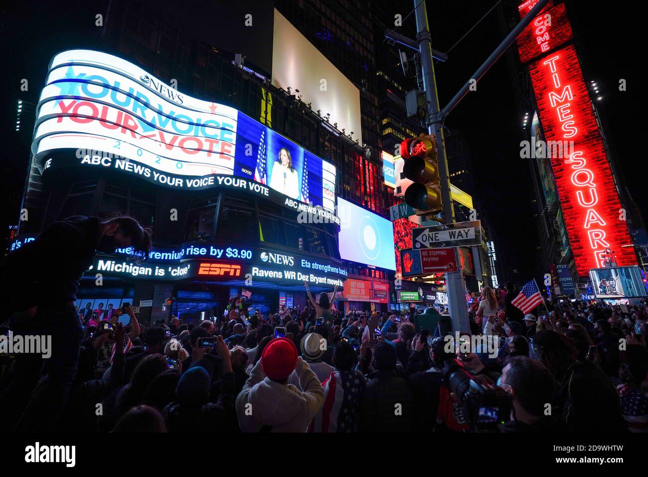 New York, Stati Uniti. 07 novembre 2020. La gente guarda il video ABC Good Morning America GMA Studios mentre il presidente eletto Joe Biden dà il suo discorso di accettazione da Delaware, a Times Square, New York il 7 novembre 2020. – il democratico Joe Biden ha vinto la Casa Bianca, i media americani hanno dichiarato il 7 novembre, sconfiggendo Donald Trump e ponendo fine a una presidenza che ha sconvolto la politica americana, scioccato il mondo e lasciato gli Stati Uniti più divisi che in qualsiasi momento in decenni. Credit: SOPA Images Limited/Alamy Live News Foto Stock