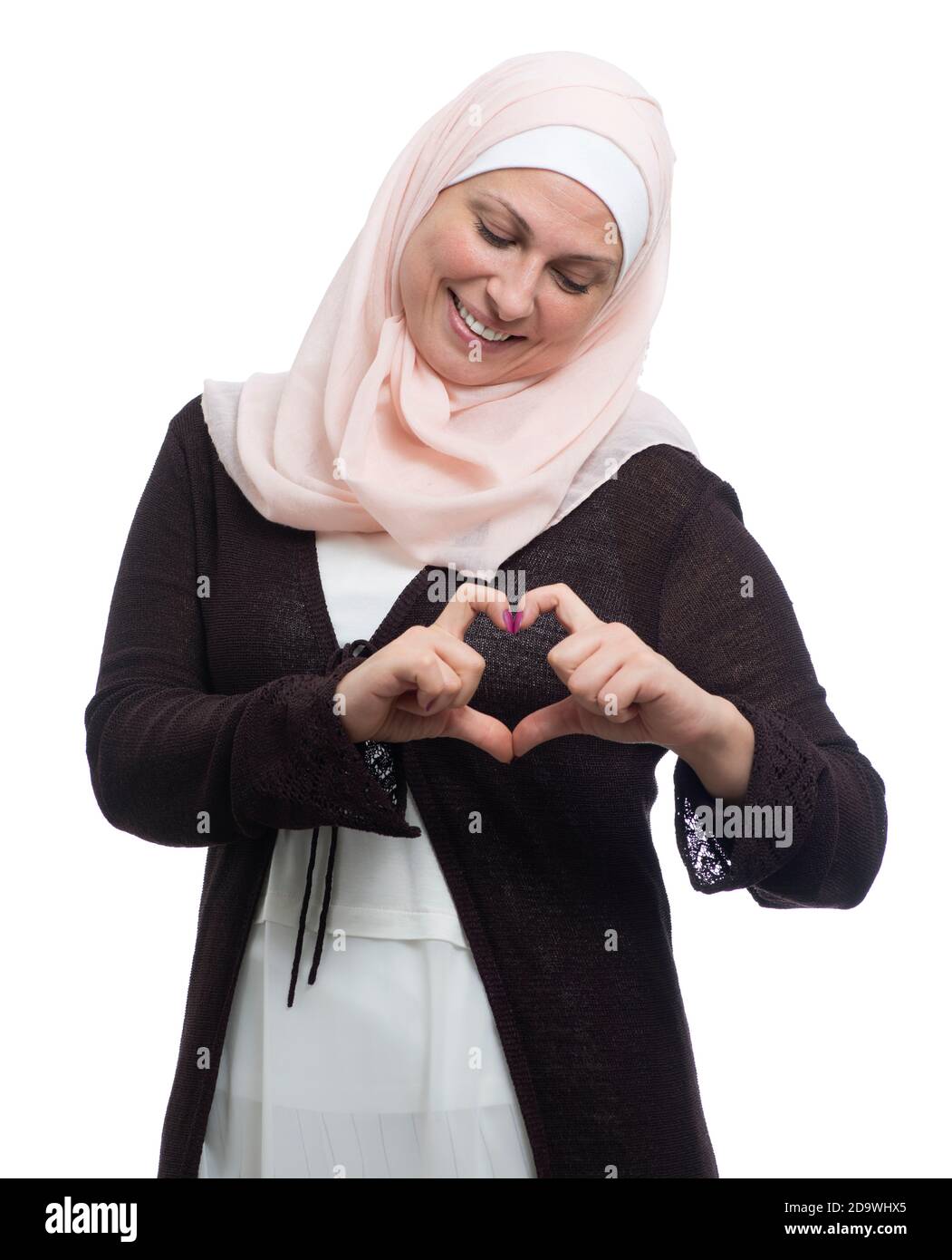 Felice musulmana Donna in amore con le dita cuore segno isolato Su bianco Foto Stock