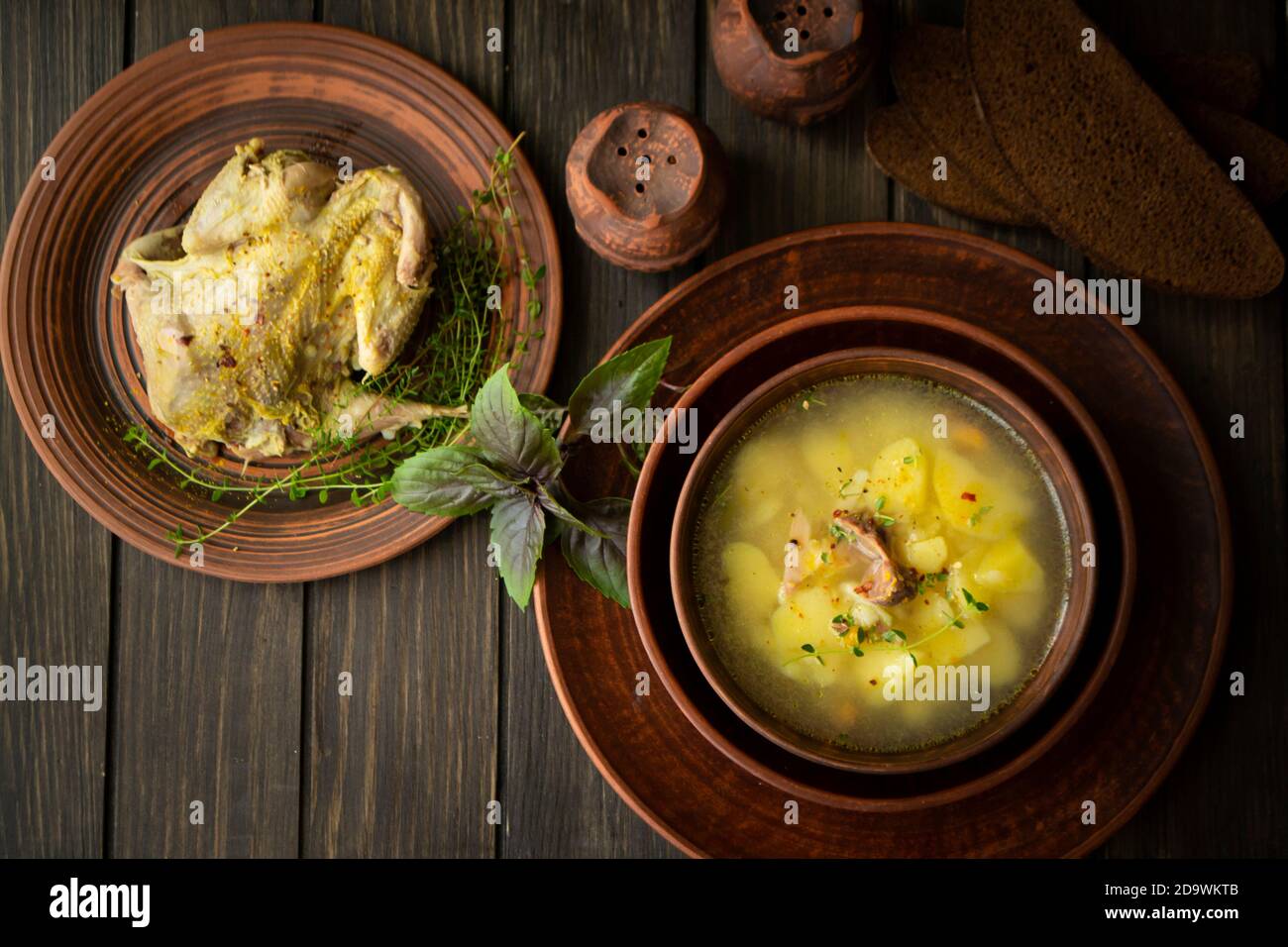 Carne di pernice selvatica in cucina, cucina gourmet uccello selvatico. Ricetta di dieta sana. Zuppa. Vista dall'alto Foto Stock