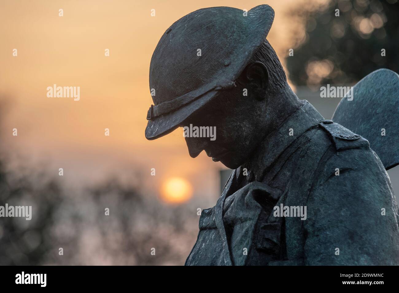 Southend on Sea, Essex, Regno Unito. 8 novembre 2020. Il sole sorge domenica mattina, dietro il cenotafio di Southend e il memoriale di guerra. Una figura "Tommy" in bronzo è un'aggiunta recente, che si trova ai fucili di riposo. Domani mattina Foto Stock