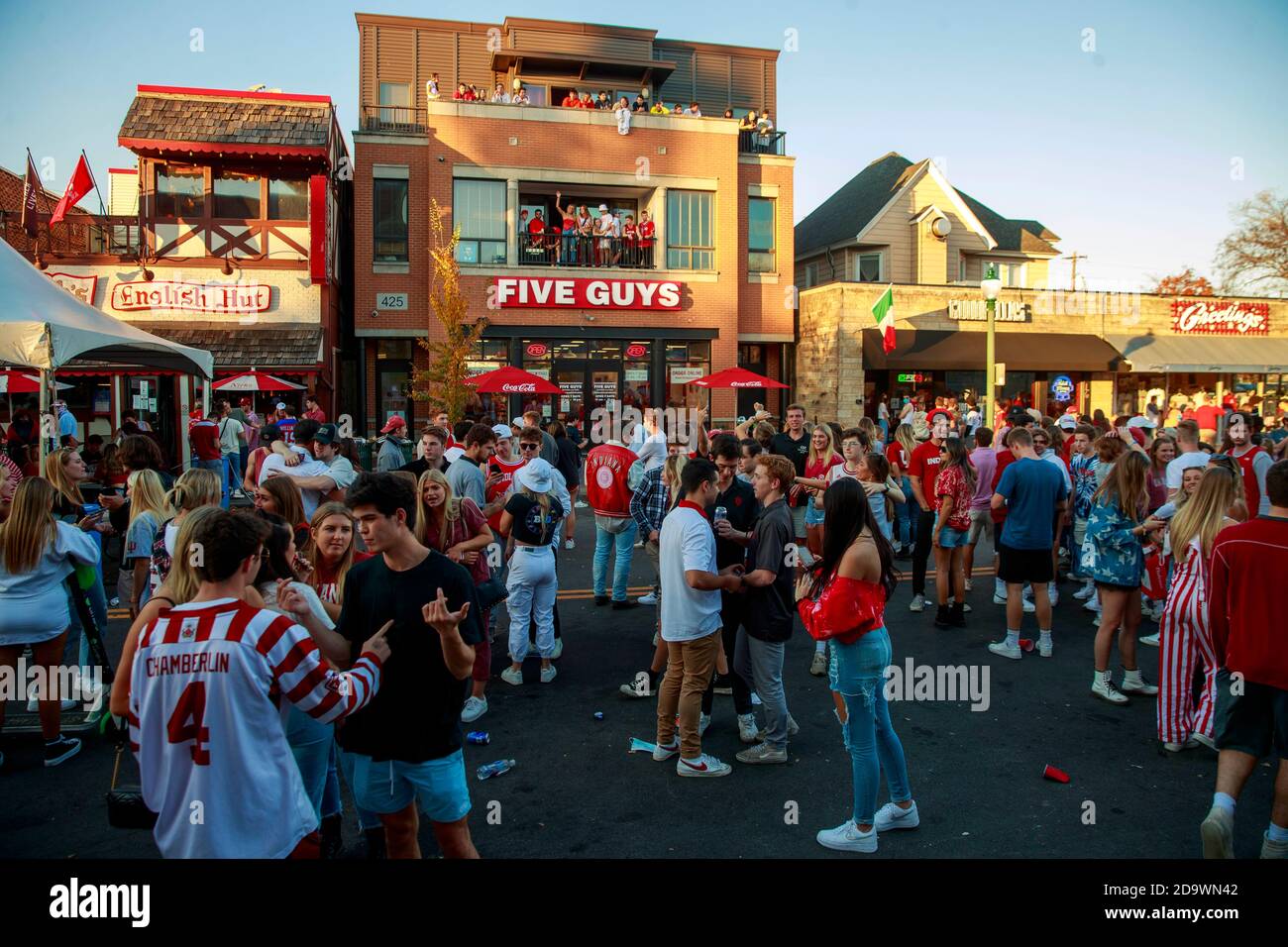 Dopo una partita a casa, i tifosi dell'Indiana University riempiono Kirkwood dopo che la squadra ha battuto l'Università del Michigan per la prima volta in 33 anni. La squadra di calcio Big 10 è stata annullata, poi riavviata, ma non è permesso ai tifosi di guardare la partita allo stadio. La città di Bloomington ha una regola che nessun raduno dovrebbe essere più di 15 persone durante la pandemia di COVID, ma la regola non è stata applicata, e nemmeno le leggi dei contenitori aperti. Lo stato dell'Indiana è stato riaperto per affari come al solito, anche se diversi bar sono rimasti chiusi. Lo stato ha rotto i record per nuove infezioni Covid19 recentl Foto Stock