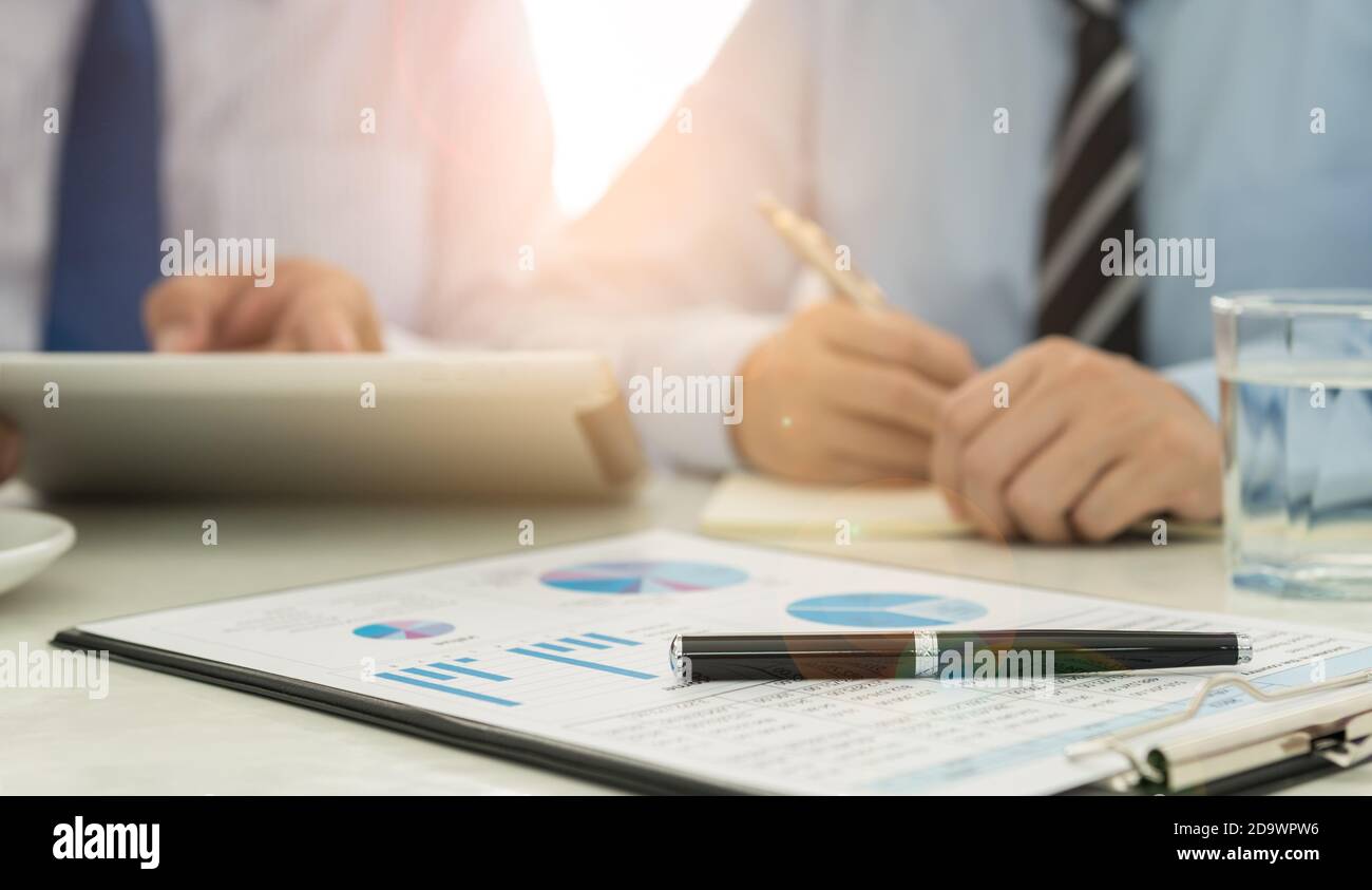 Primo piano sul rapporto finanziario. Concetto di finanziario, analisi dei dati, pianificazione degli investimenti, analisi aziendale. Foto Stock
