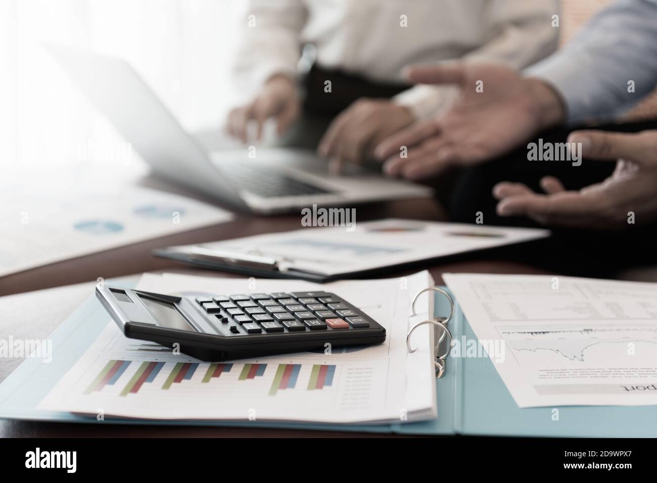 Calcolatrice su grafici aziendali, report grafici e processo di brainstorming del team di marketing per l'analisi dei dati e il nuovo progetto di avvio. Foto Stock