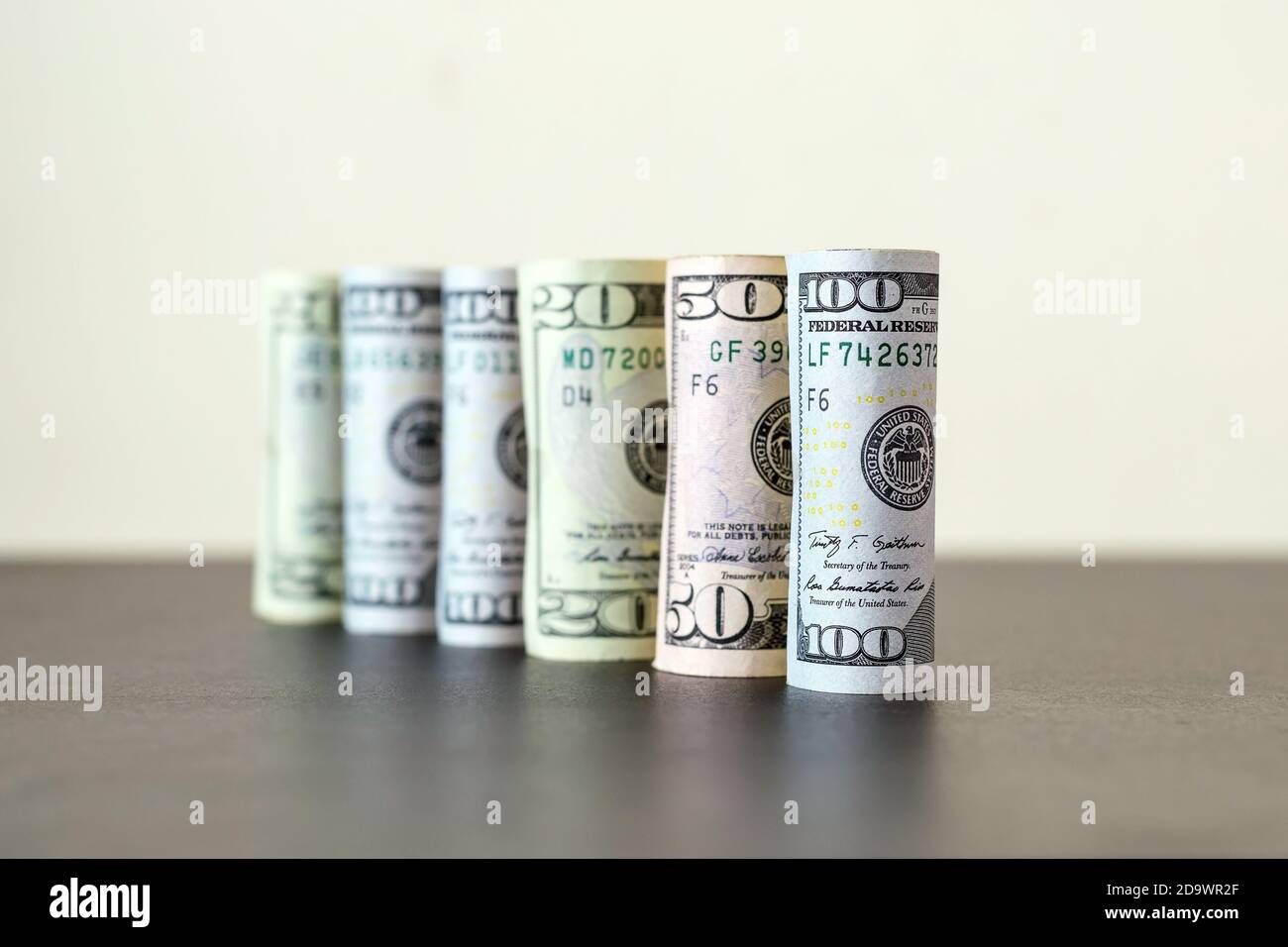 Gruppo di rotoli del dollaro in un cerchio sulla tabella, concetti per il commercio e la finanza. Foto Stock