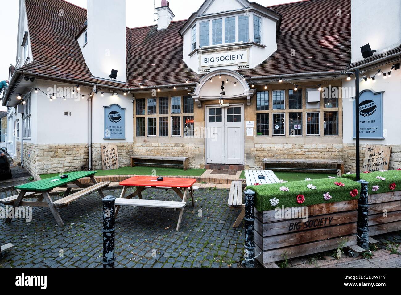 Big Society, un grande pub popolare su Oxford's Cowley Road con posti a sedere davanti all'esterno e una birreria all'aperto. Foto Stock