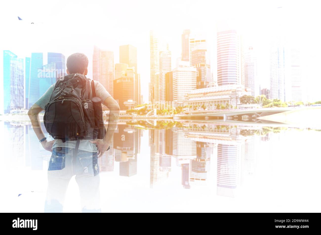 Splendidi grattacieli e riflessi con la luce del sole della grande città centrale degli affari. Foto Stock