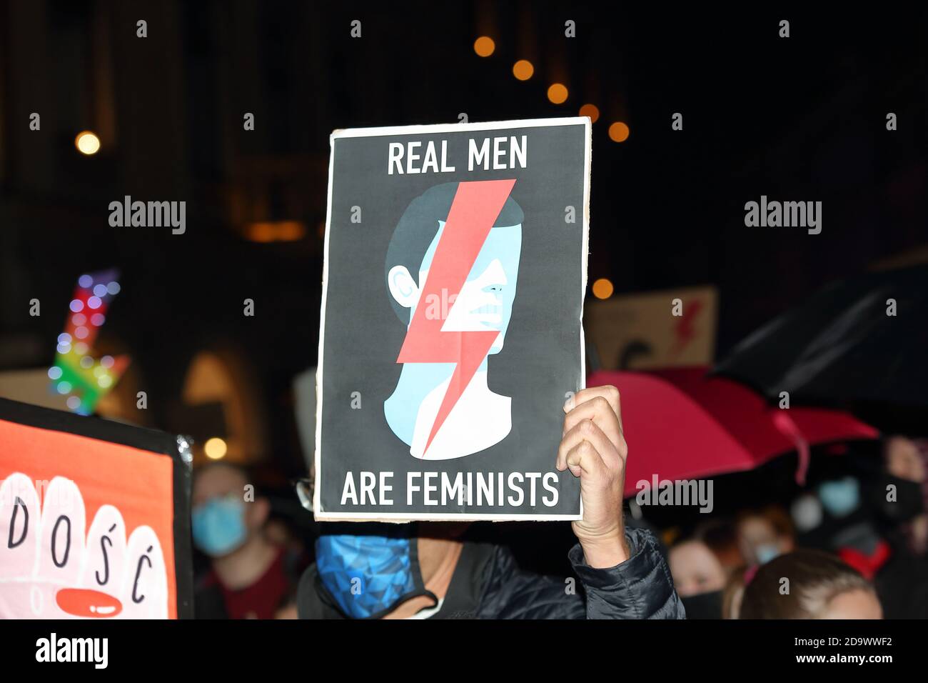 Cracovia / Polonia - 7 novembre 2020: Banner con slogan VERI UOMINI SONO FEMMINISTI e fulmini rossi come simbolo di sciopero femminile in Polonia. Foto Stock