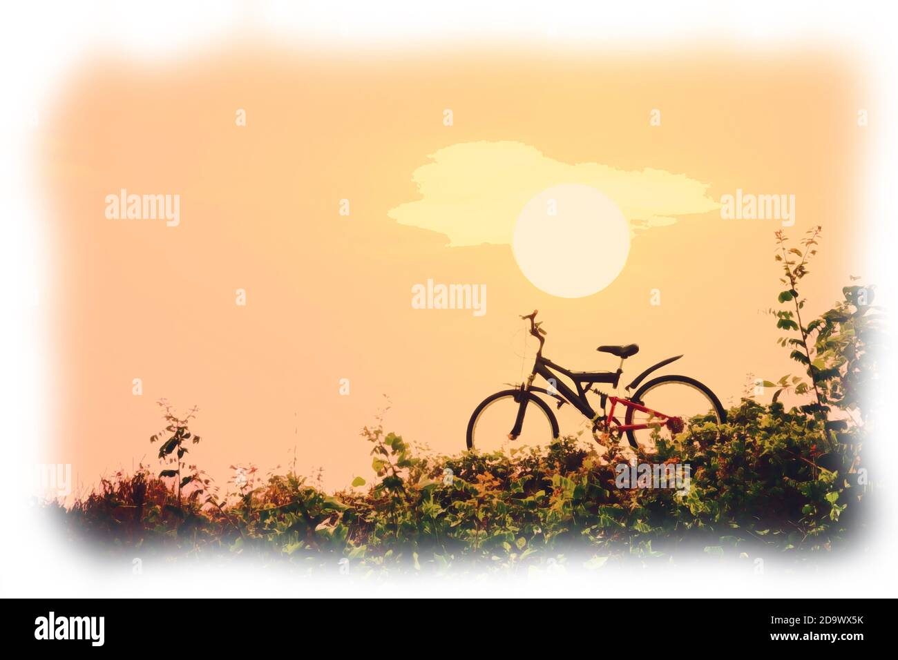 Primo piano della mountain bike con un cielo colorato e tramonto, filtro tonalità vintage per poster o cartolina. Foto Stock