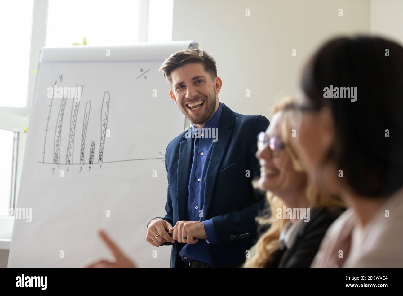 Sorridente allenatore millenario incoraggiando il tirocinante per una buona idea Foto Stock