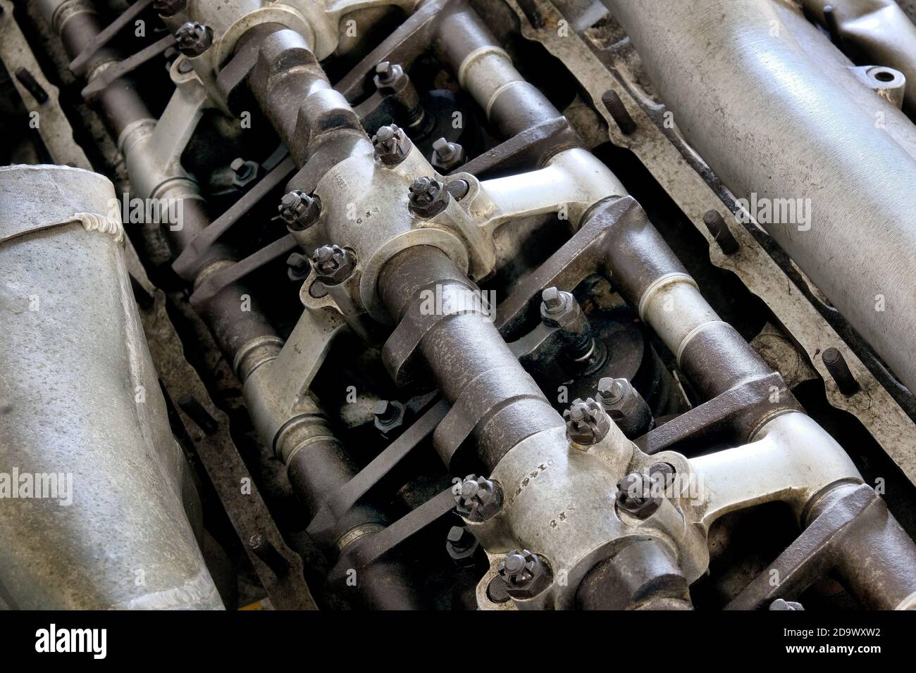 Dettagli del gruppo bilancieri, molle e valvole del motore Rolls Royce Merlin d'epoca. Foto Stock