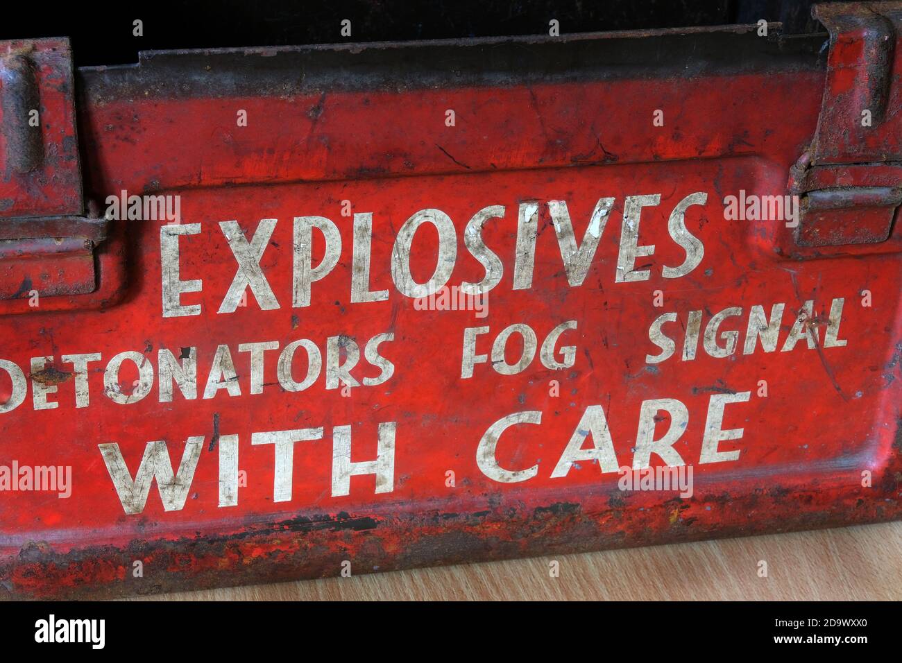 Box per dispositivi altamente esplosivi utilizzati su campi militari nella seconda guerra mondiale. Foto Stock