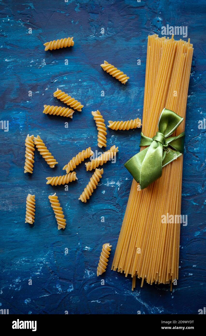 Tipici fusilli integrali e spaghetti Foto Stock