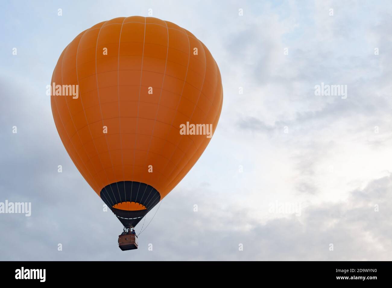 aerostato arancione nel cielo coperto Foto Stock