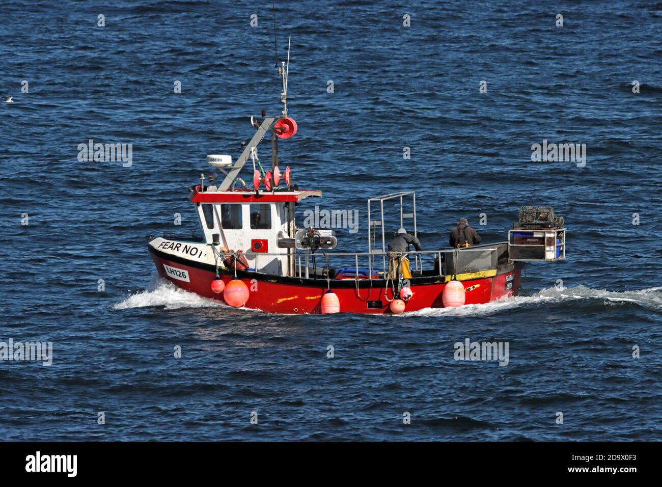 Imbarcazione da pesca per aragosta con vasi o creelli di aragosta, Scozia, Regno Unito. Foto Stock