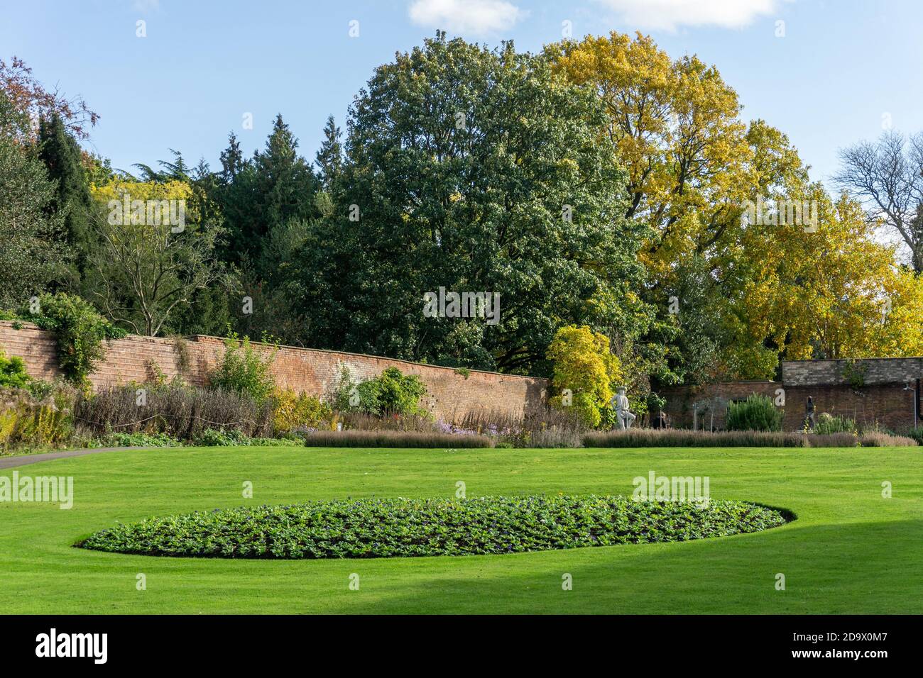 Walled Garden, l'Abbazia di Delapre, in autunno con i letti primaverili appena piantati in primo piano, Northampton, UK Foto Stock