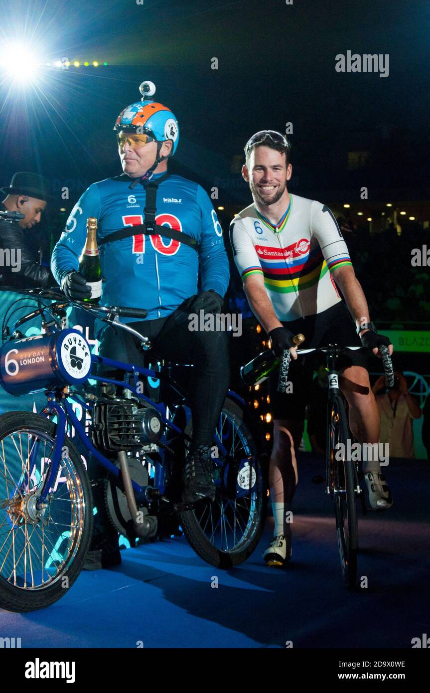 Mark Cavendish con il suo pilota Derny. I piloti hanno partecipato al campionato di ciclismo di sei giorni a Lee Valley Velodrome, Londra, Regno Unito. Foto Stock