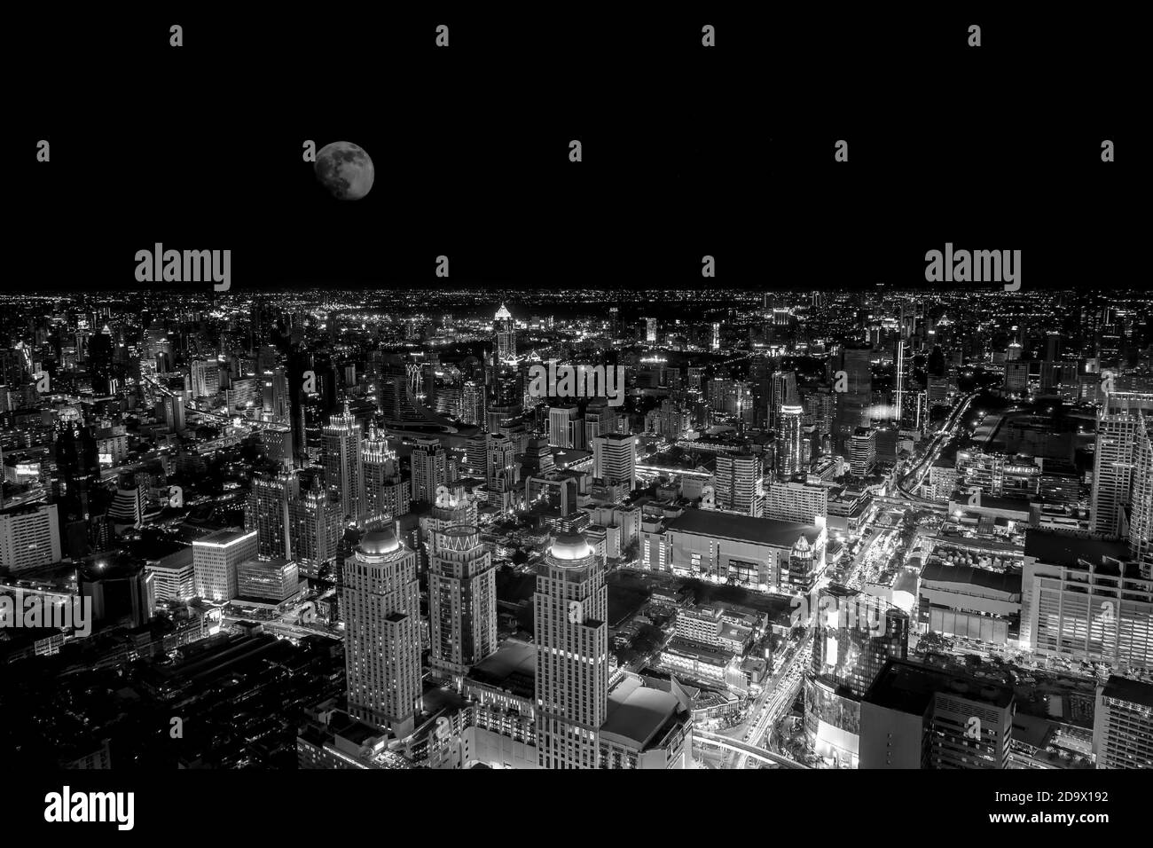 Vista dall'alto della colorata vita notturna di Bangkok nella notte della luna piena; filtro in bianco e nero. Foto Stock