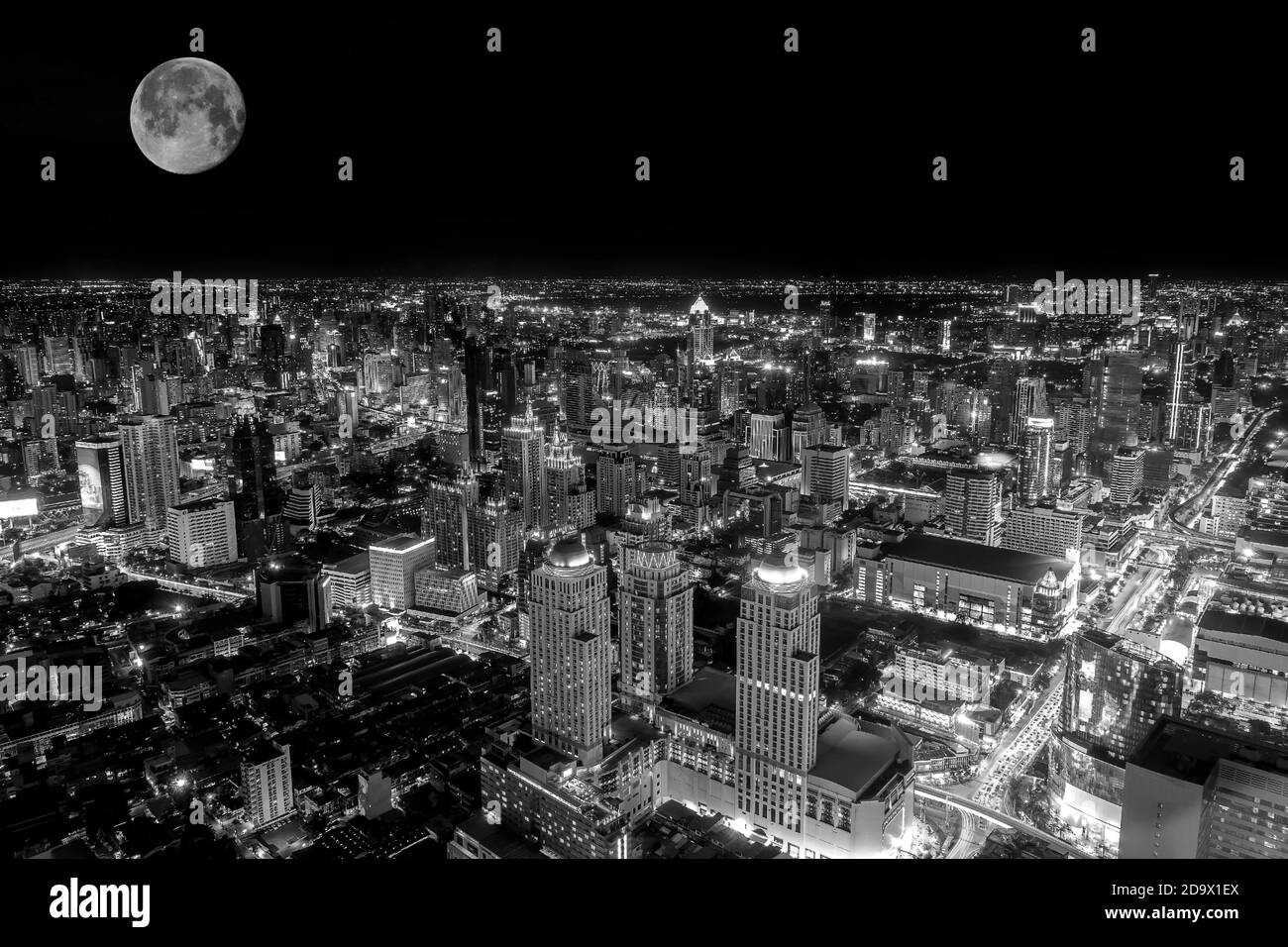Vista dall'alto della colorata vita notturna di Bangkok nella notte della luna piena; filtro in bianco e nero. Foto Stock
