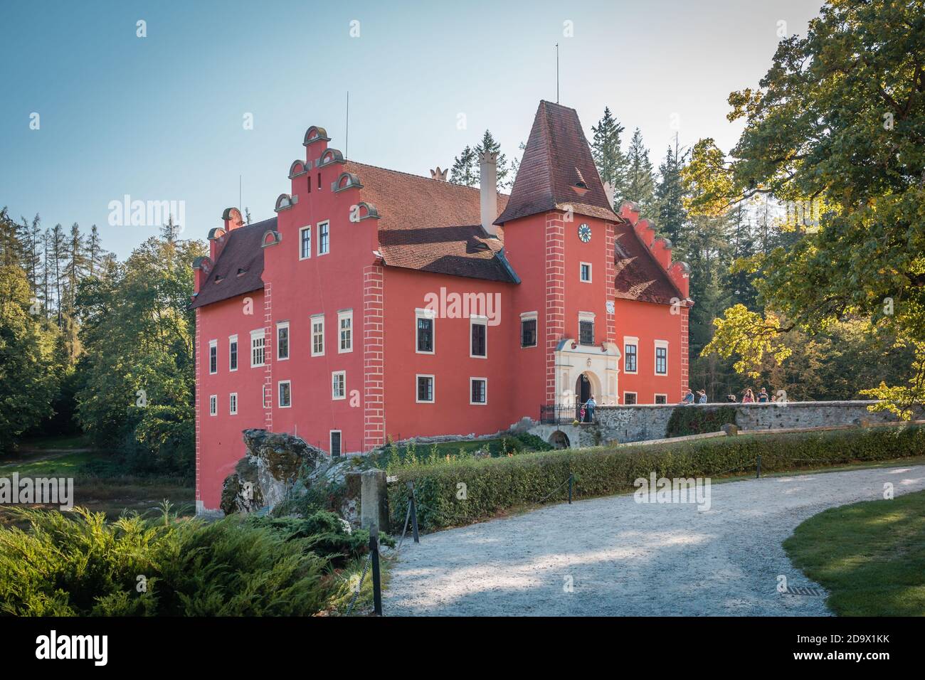 Chateau d'acqua rossa Cervena Lhota nella Boemia meridionale, Repubblica Ceca. Estate senza nuvole Foto Stock