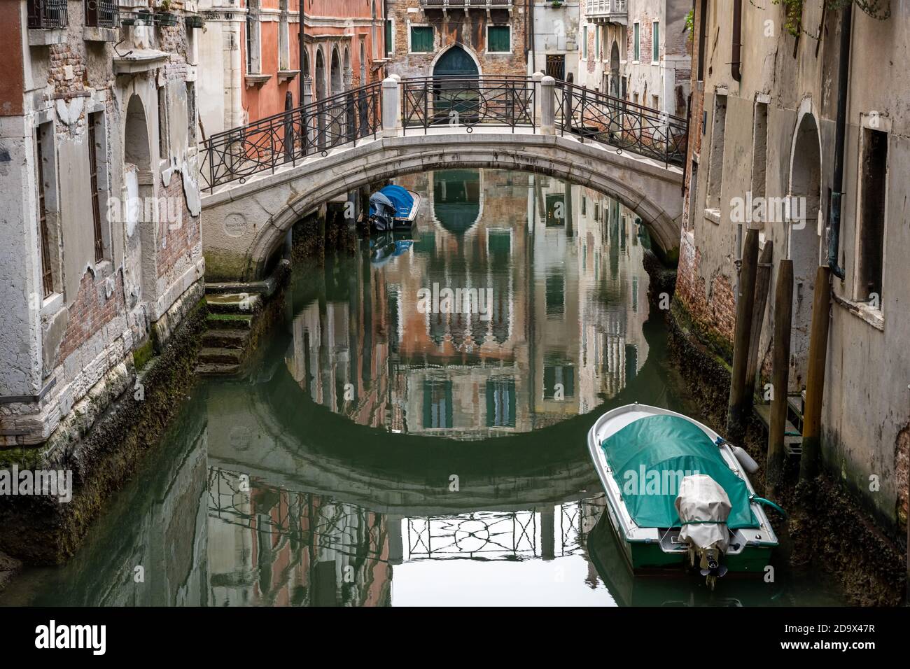 Scena tranquilla in uno dei piccoli canali del centro storico di Venezia Foto Stock