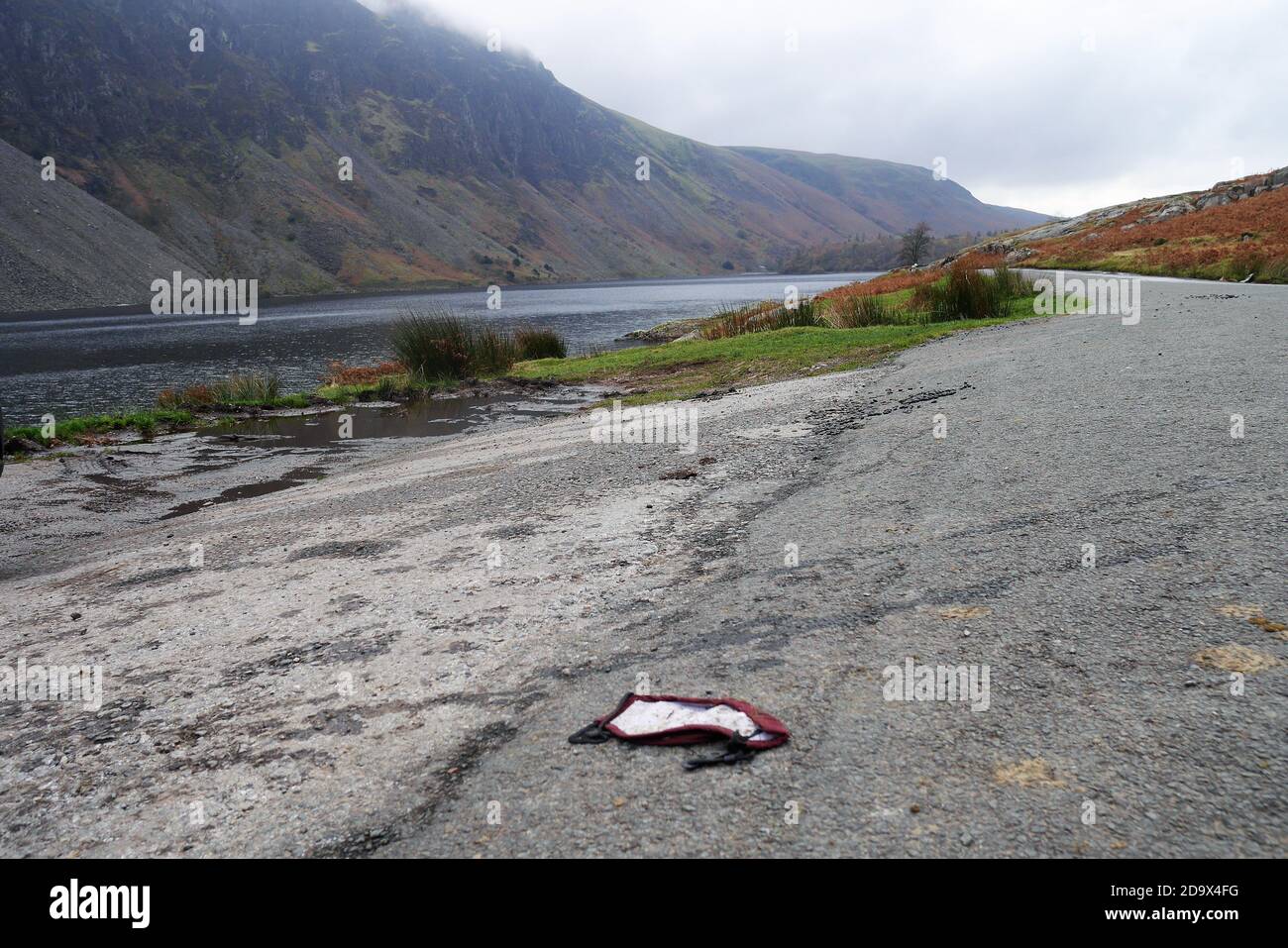 Disked/Lost Facemask a Wasdale, Lake Distict National Park, Cumbria, Inghilterra, Regno Unito Foto Stock