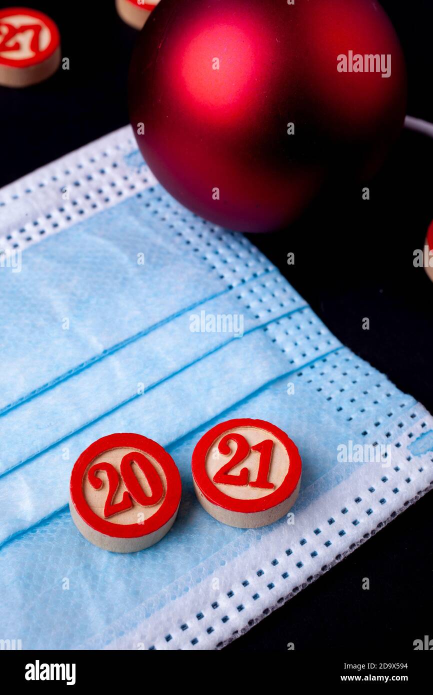 numeri di bingo e maschera medica blu, 2021 il concetto di celebrare il nuovo anno al momento della minaccia covid-19 Foto Stock