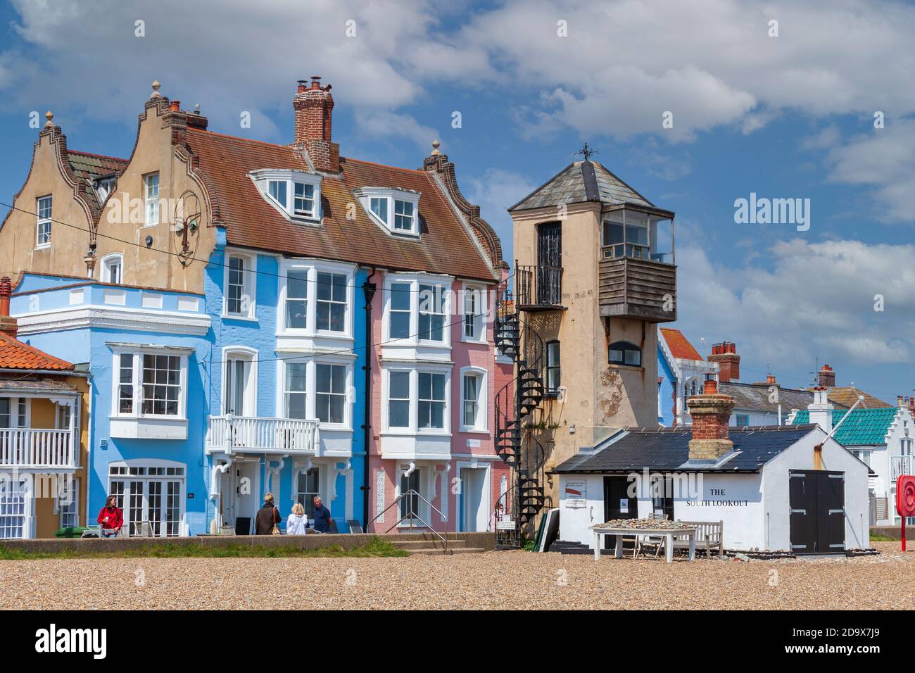 Vista sul lungomare di Aldeburgh, spiaggia di ghiaia e punto panoramico sud di aldeburgh suffolk uk Foto Stock