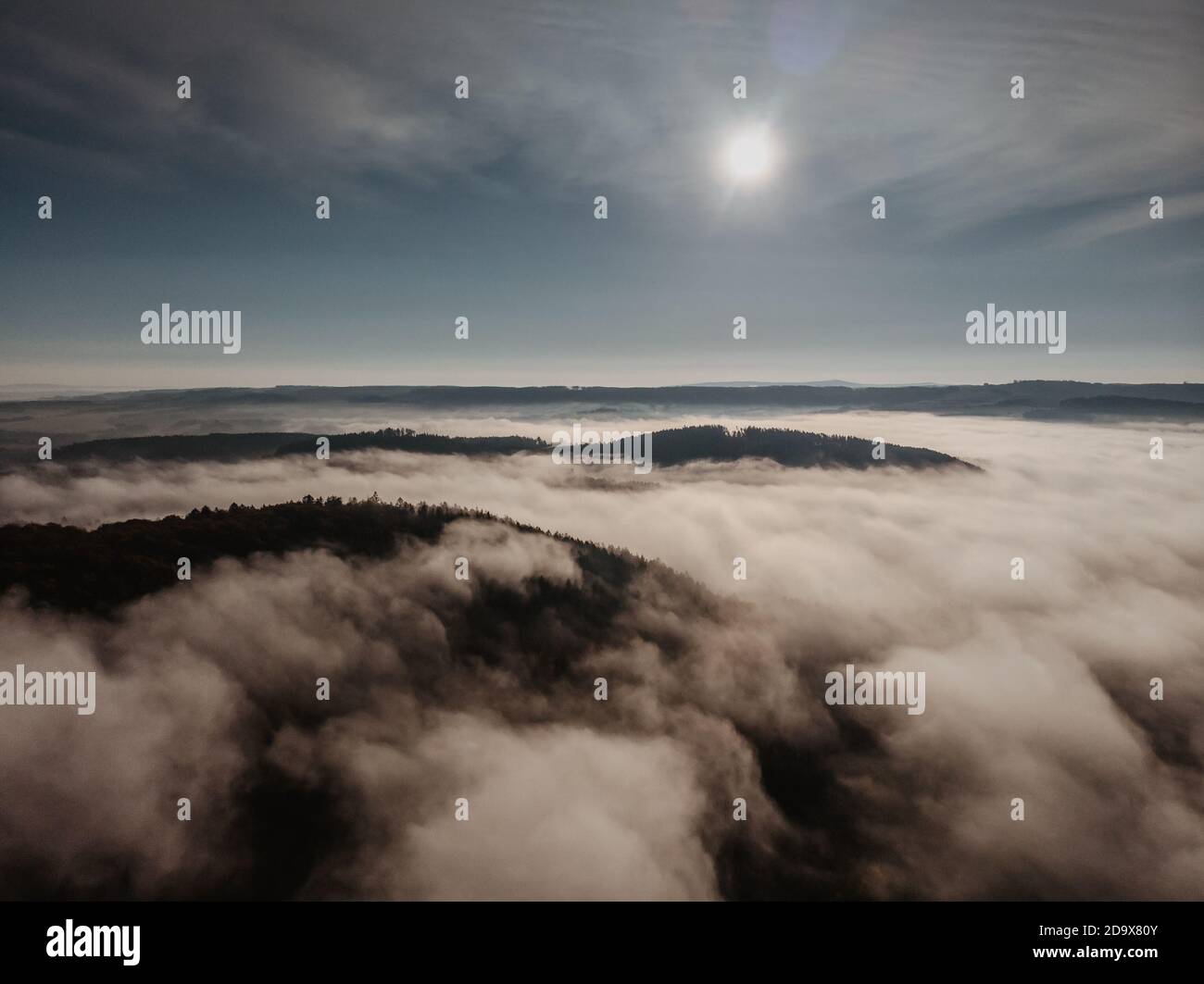 Vista aerea del paesaggio nebbioso del mattino. Autunno tranquillo scenario. Atmosfera misty calma. Drone foto delle montagne ceche. Alberi in nebbia. Fiaba Foto Stock