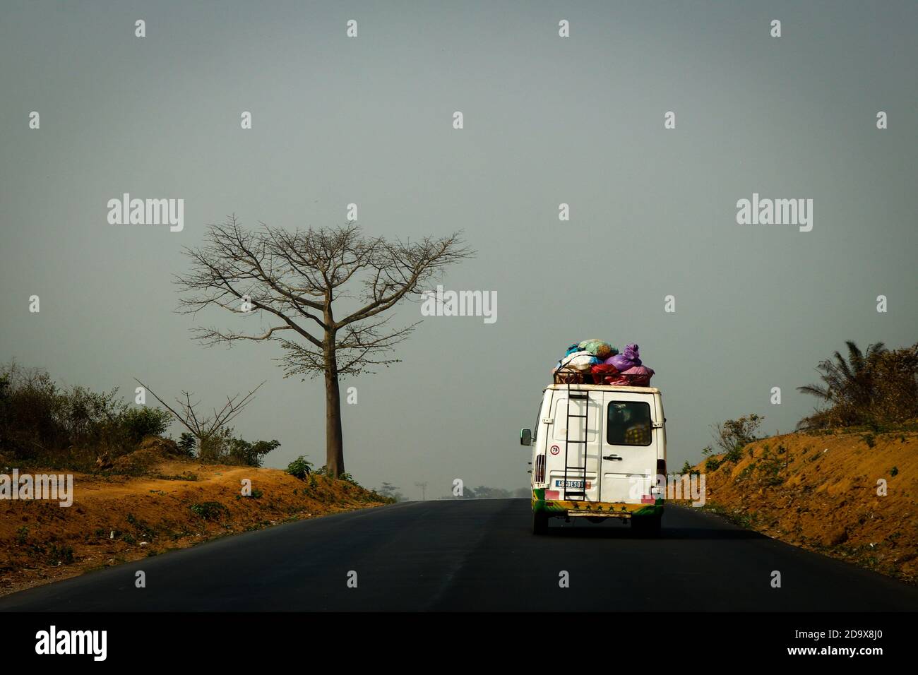 Viaggio su strada, stile africano, Yamoussoukro, Costa d'Avorio Foto Stock