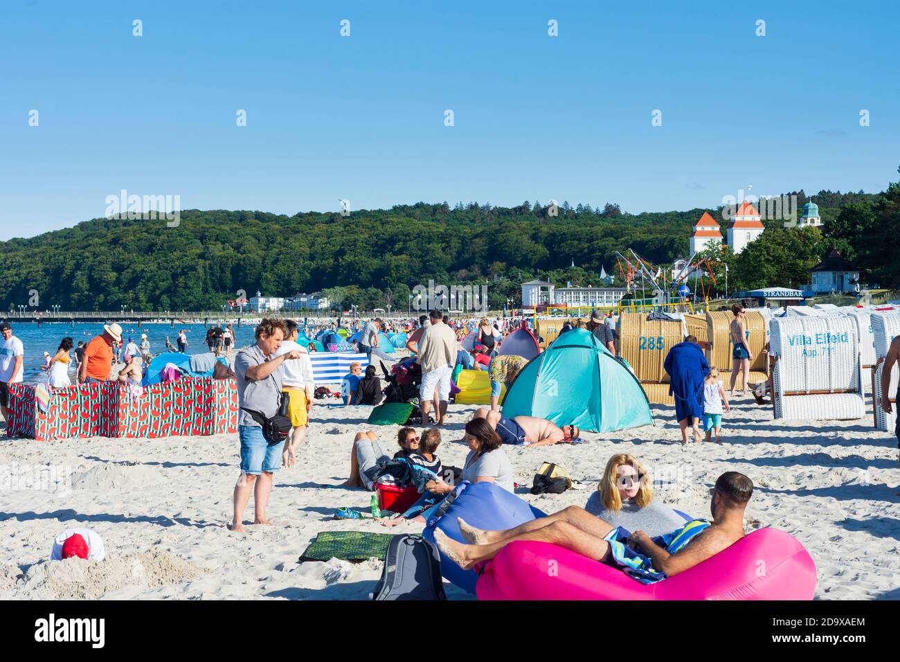 Binz: Ispettore delle tasse turistiche, spiaggia, sedie da spiaggia, Mar Baltico, Kurhaus, Ostsee (Mar Baltico), Isola di Rügen, Meclemburgo-Vorpommern, Germania Foto Stock