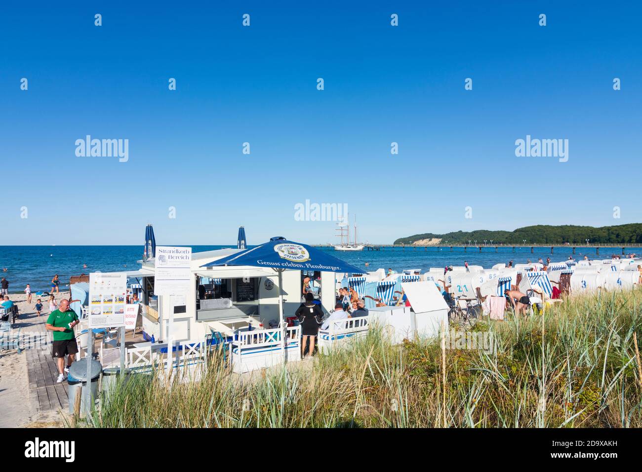Binz: spiaggia, sedie a sdraio, snack stand Mar Baltico, Ostsee (Mar Baltico), Isola di Rügen, Meclemburgo-Vorpommern, Germania Foto Stock