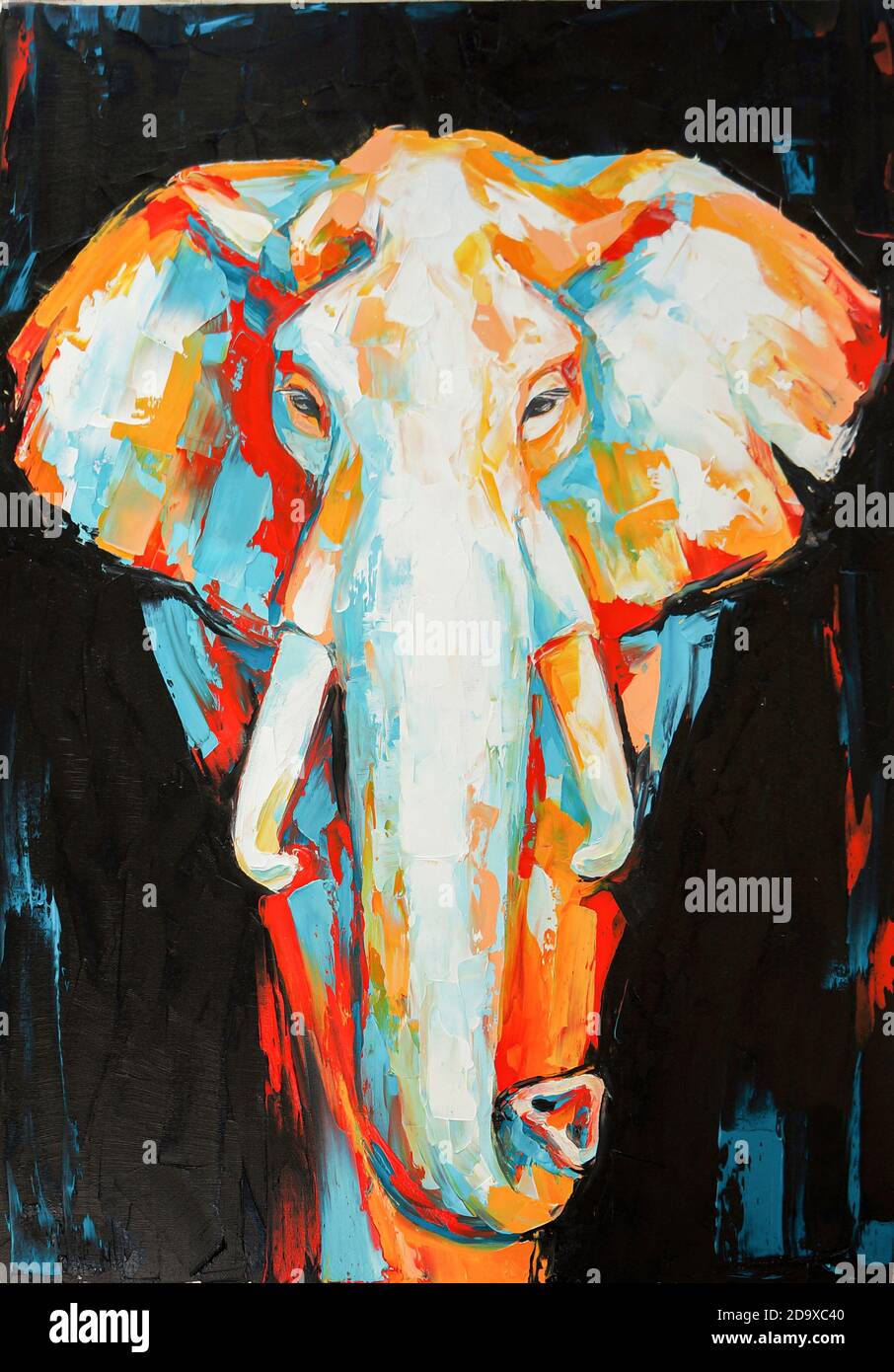 Olio elefante ritratto dipinto in toni multicolore. Pittura concettuale astratta di un elefante su sfondo nero su tela. Foto Stock