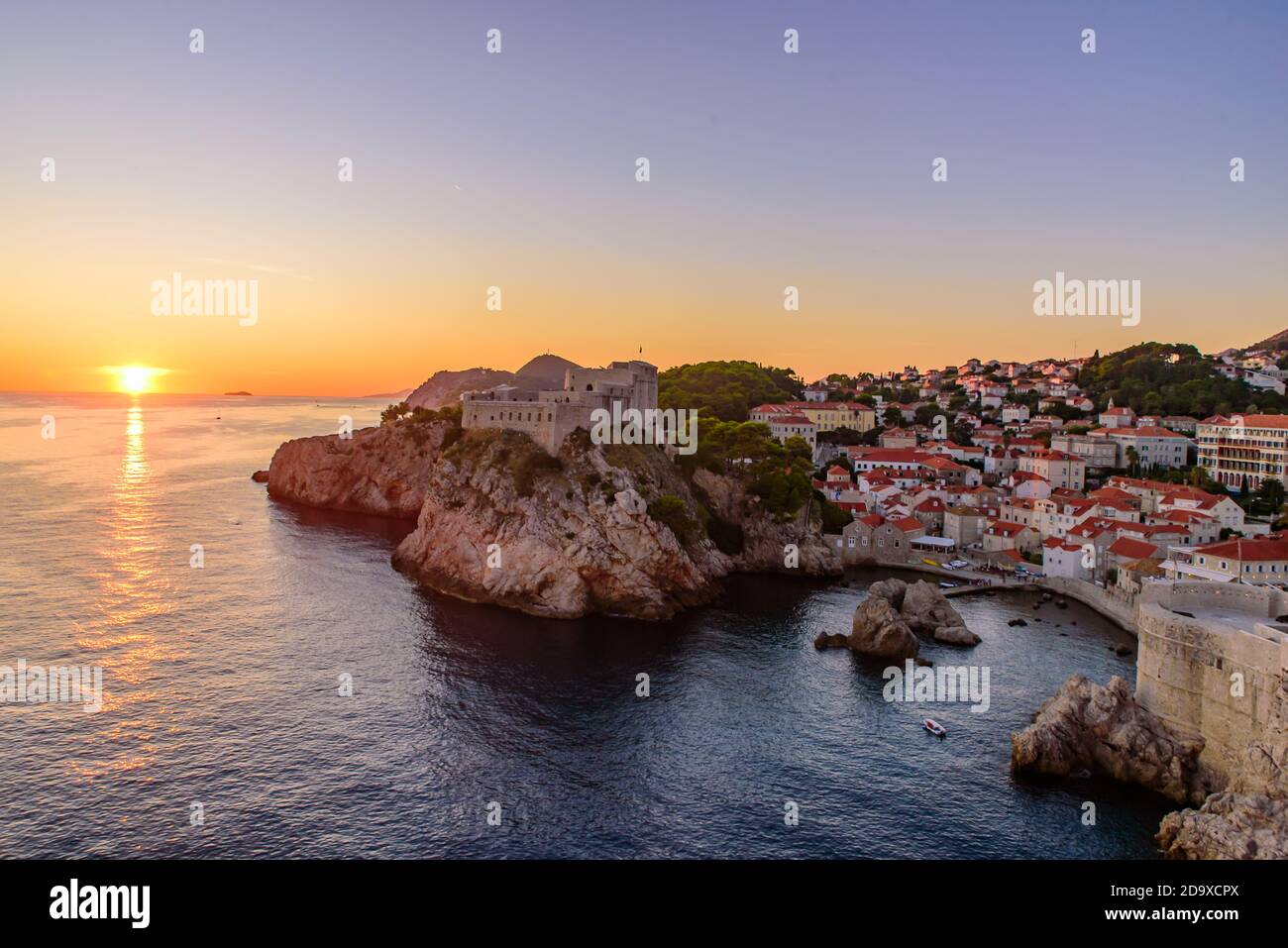Vista del tramonto con Fort Lovrijenac e porto ovest di Dubrovnik In Croazia Foto Stock