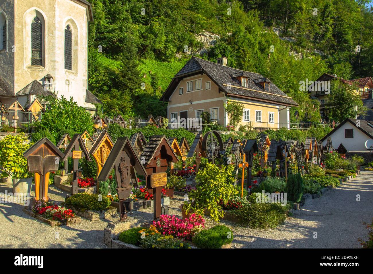Hallstatt, Austria - 10 agosto 2020. Un piccolo cimitero a Hallstatt, una storica città dell'UNESCO situata nelle Alpi austriache, sulle rive dell'Hallstatter Foto Stock