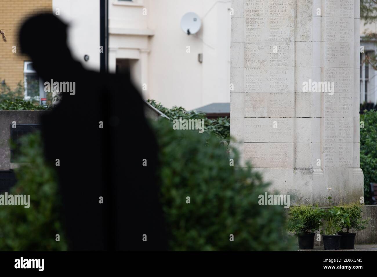 Londra, Regno Unito. 8 Novembre 2020. La comunità locale tiene un piccolo evento di deporre le corona a distanza sociale al War Memorial accanto alla Brentford Library. Credit: Liam Asman/Alamy Live News Foto Stock