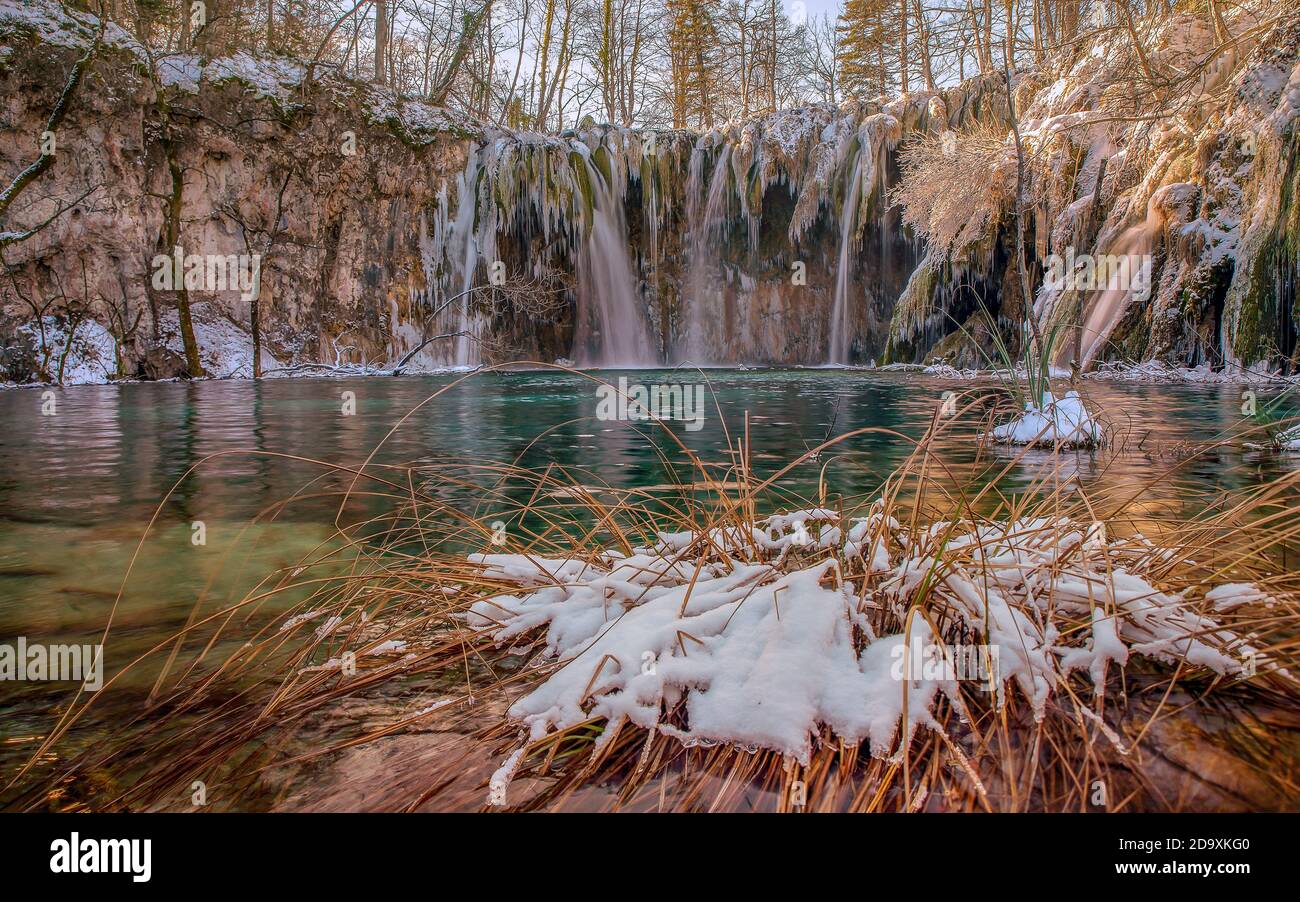 Parco nazionale di Plitvice in croazia. Inverno, neve, clima freddo. Vista fantastica. Europa Croazia Plitvice parco nazionale. Foto Stock