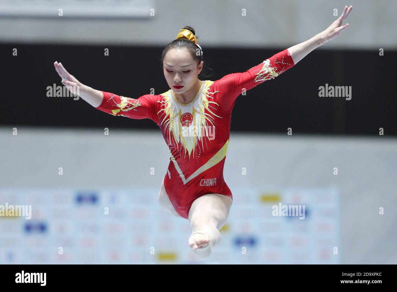 (201108) -- TOKYO, 8 novembre 2020 (Xinhua) -- Lu Yufei della Cina compete durante la partita di equilibratura femminile del beam della competizione di amicizia e solidarietà evento internazionale di ginnastica tenutosi al Yoyogi National Gymnasium di Tokyo, Giappone, 8 novembre 2020. (Xinhua/Du Xiaoyi) Foto Stock