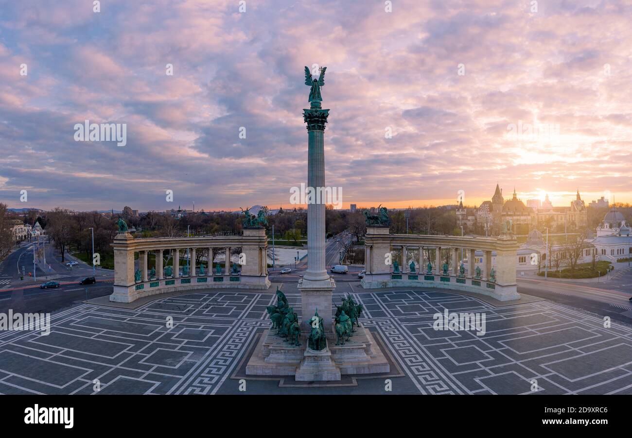Europa Ungheria Budapest Piazza degli Eroi. Alba. Monumenti di Millenium. Angelo Gabriele Arca. Vuoto. Covid-19 Foto Stock