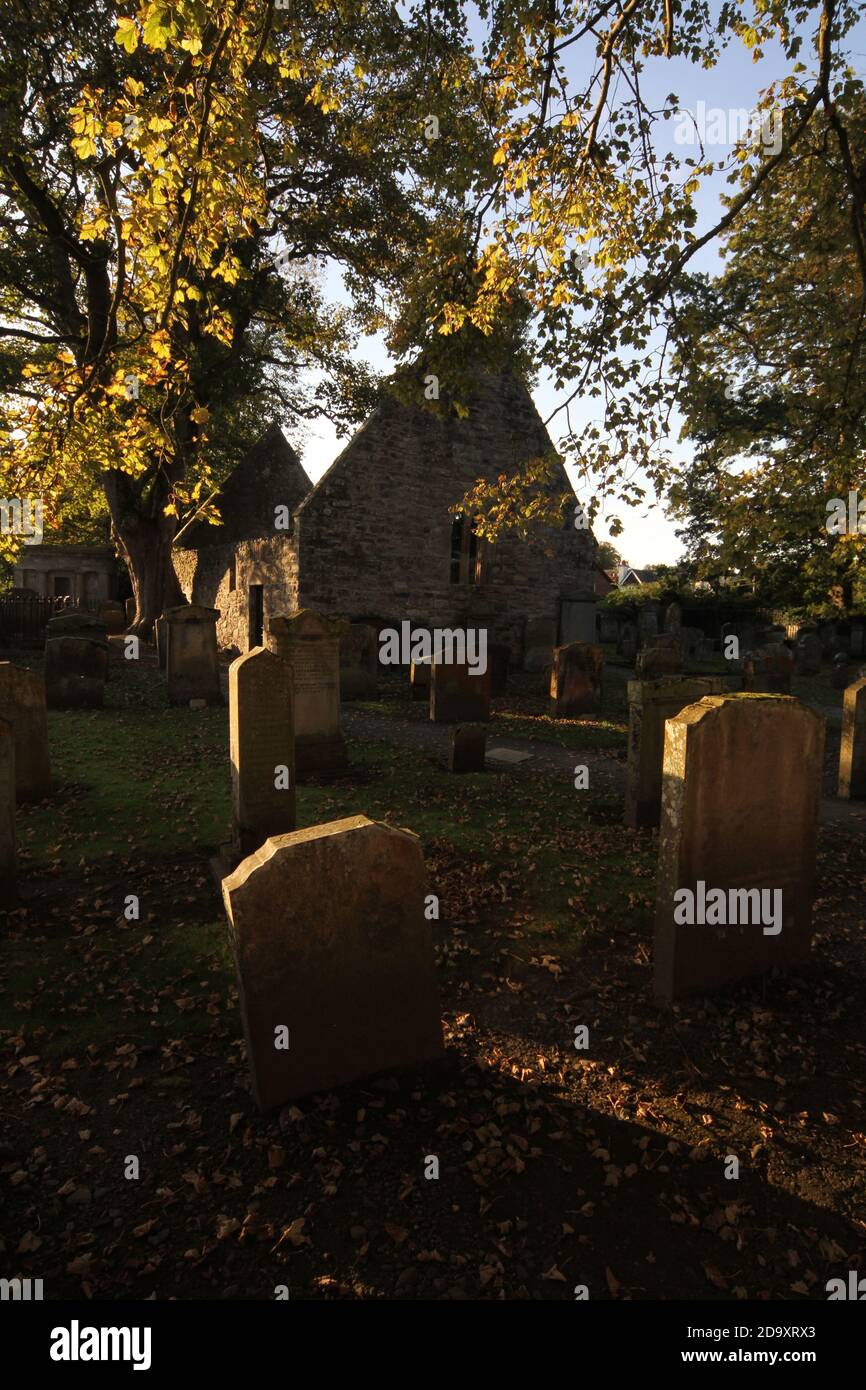 Alloway Auld Kirk, Ayrshire, Scozia, Alloway Auld Kirk, Che risale al 16 ° secolo, è una rovina in Alloway, South Ayrshire, Scozia, celebrato come la scena della danza delle streghe nella poesia 'Tam o' Shanter' di Robert Burns. Programmato Antico Monumento e la categoria A elencati chiesa in rovina, il cimitero associato è di categoria B. Altre persone notevoli sepolte qui includono Lord Alloway e Charles Acton Broke. Era il figlio dell'Ammiraglio posteriore Sir Philip Bowes Acton Broke, il primo uomo a sconfiggere e catturare una nave americana nella guerra del 1812. Foto Stock