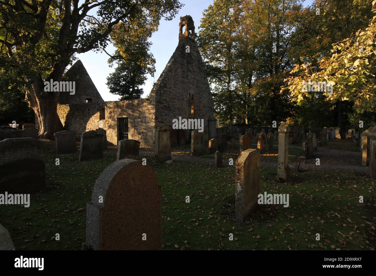Alloway Auld Kirk, Ayrshire, Scozia, Alloway Auld Kirk, Che risale al 16 ° secolo, è una rovina in Alloway, South Ayrshire, Scozia, celebrato come la scena della danza delle streghe nella poesia 'Tam o' Shanter' di Robert Burns. Programmato Antico Monumento e la categoria A elencati chiesa in rovina, il cimitero associato è di categoria B. Altre persone notevoli sepolte qui includono Lord Alloway e Charles Acton Broke. Era il figlio dell'Ammiraglio posteriore Sir Philip Bowes Acton Broke, il primo uomo a sconfiggere e catturare una nave americana nella guerra del 1812. Foto Stock