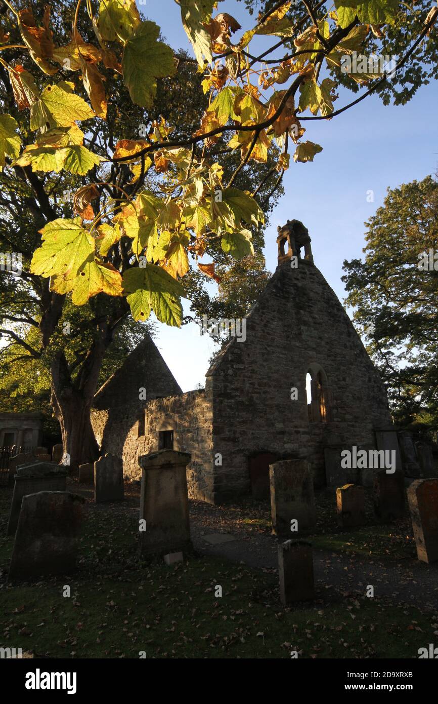 Alloway Auld Kirk, Ayrshire, Scozia, Alloway Auld Kirk, Che risale al 16 ° secolo, è una rovina in Alloway, South Ayrshire, Scozia, celebrato come la scena della danza delle streghe nella poesia 'Tam o' Shanter' di Robert Burns. Programmato Antico Monumento e la categoria A elencati chiesa in rovina, il cimitero associato è di categoria B. Altre persone notevoli sepolte qui includono Lord Alloway e Charles Acton Broke. Era il figlio dell'Ammiraglio posteriore Sir Philip Bowes Acton Broke, il primo uomo a sconfiggere e catturare una nave americana nella guerra del 1812. Foto Stock