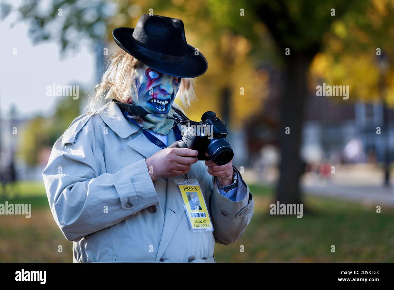Un'immagine umorosa di qualcuno vestito come fotografo di stampa zombie. Questo è stato preso alla passeggiata di Bristol Zombie 2010 alla fine di ottobre 2010 Foto Stock